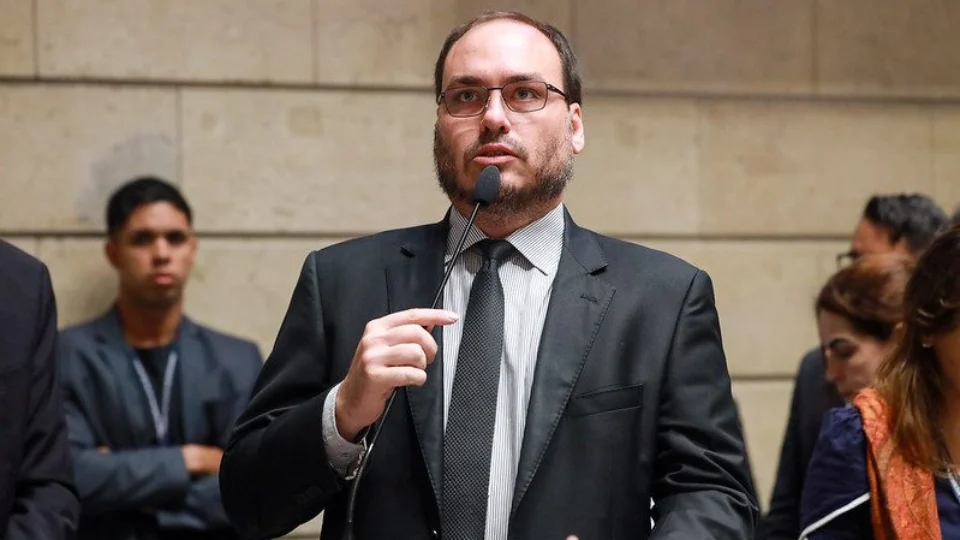 Operação contra Carlos Bolsonaro teve abordagem tensa da Polícia Federal      