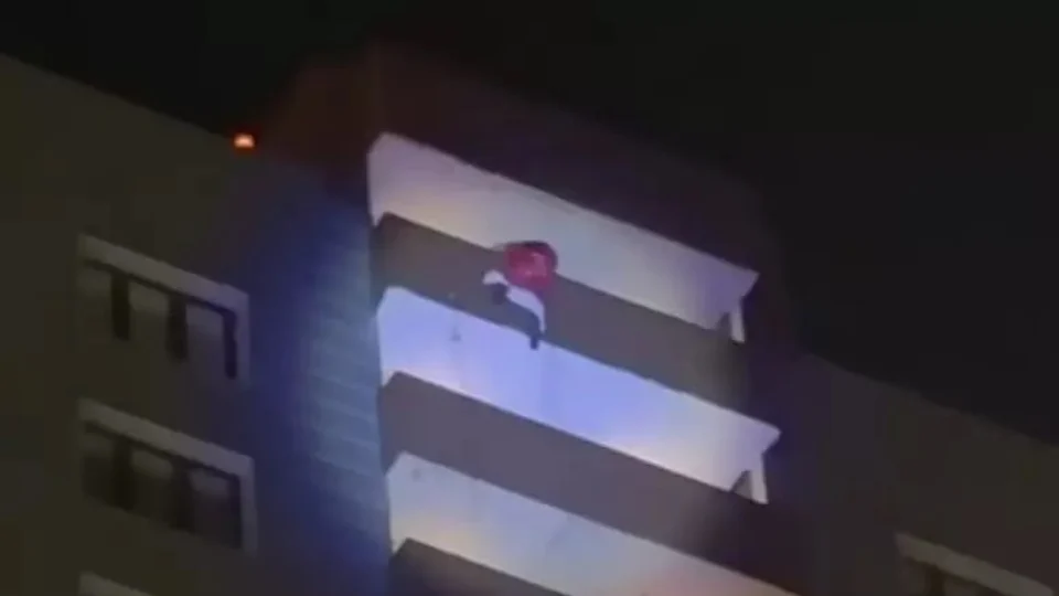 VÍDEO: ‘Papai Noel’ morre após cair do 24º andar de prédio na Rússia