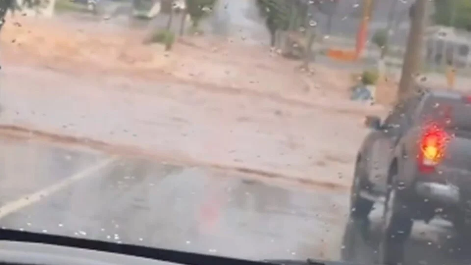 Forte chuva causa alagamentos e queda de árvores em Goiânia