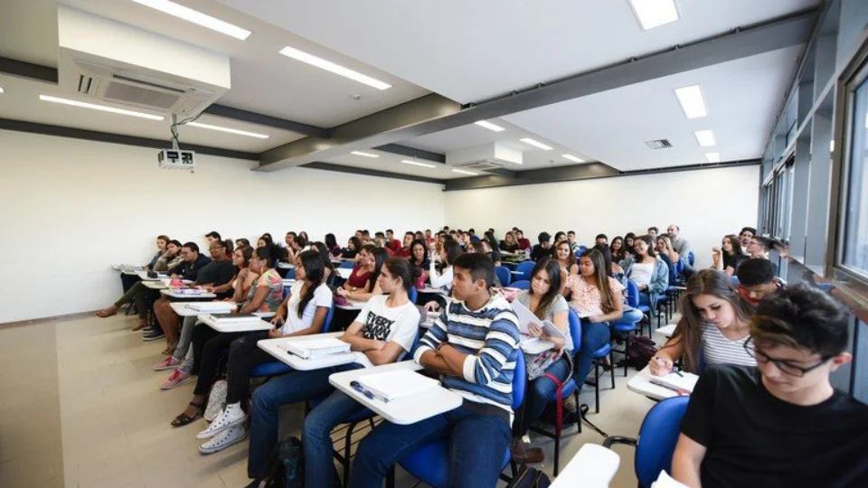 Enem: apenas 4 das 60 notas mil na redação são de escolas públicas