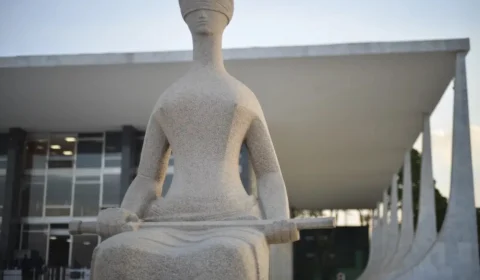 Mulher é presa por ‘ameaça terrorista’ em frente ao STF durante Ato do 8/1
