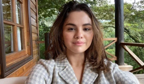 Selena Gomez posa sem maquiagem e fala sobre aceitação