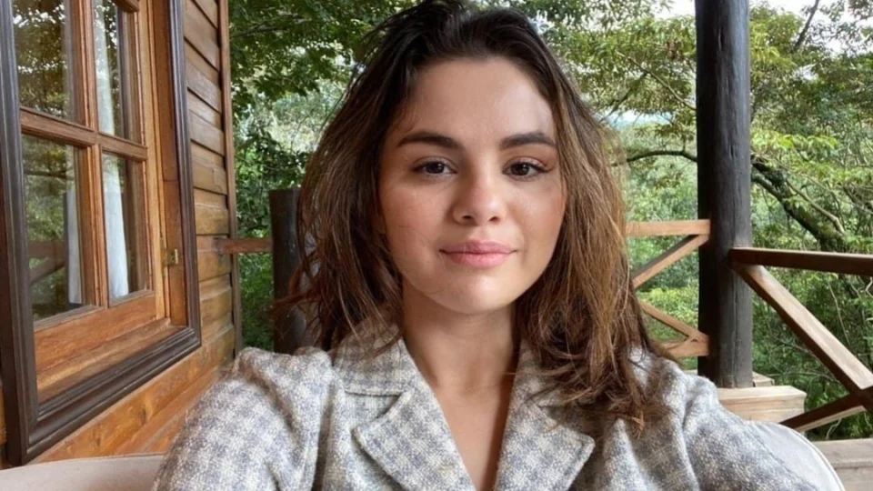 Selena Gomez posa sem maquiagem e fala sobre aceitação