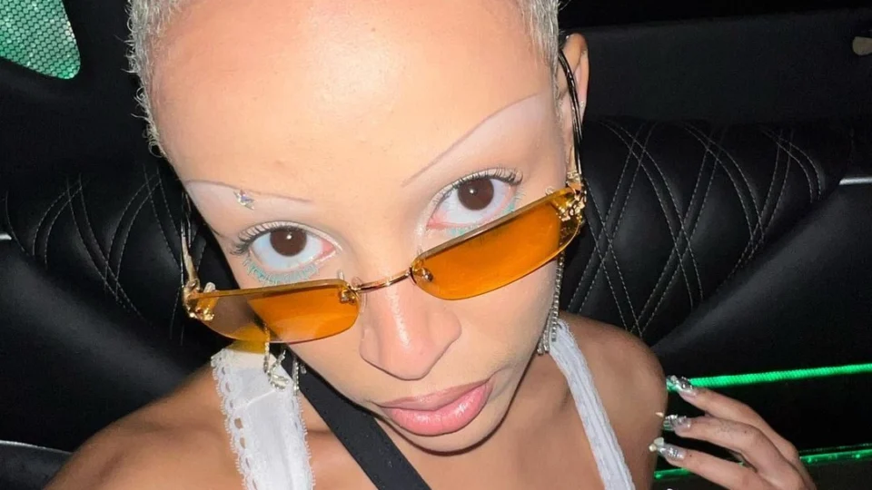 Doja Cat é agredida pelo irmão e mãe denuncia violência