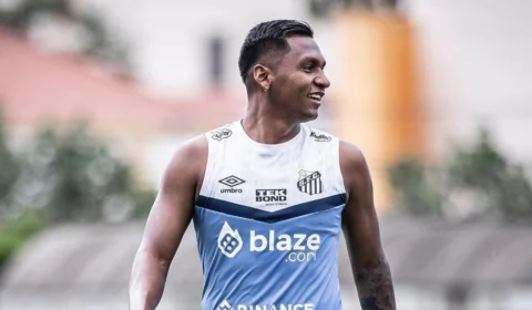 Colombiano Morelos aceita redução salarial e reforça o Santos