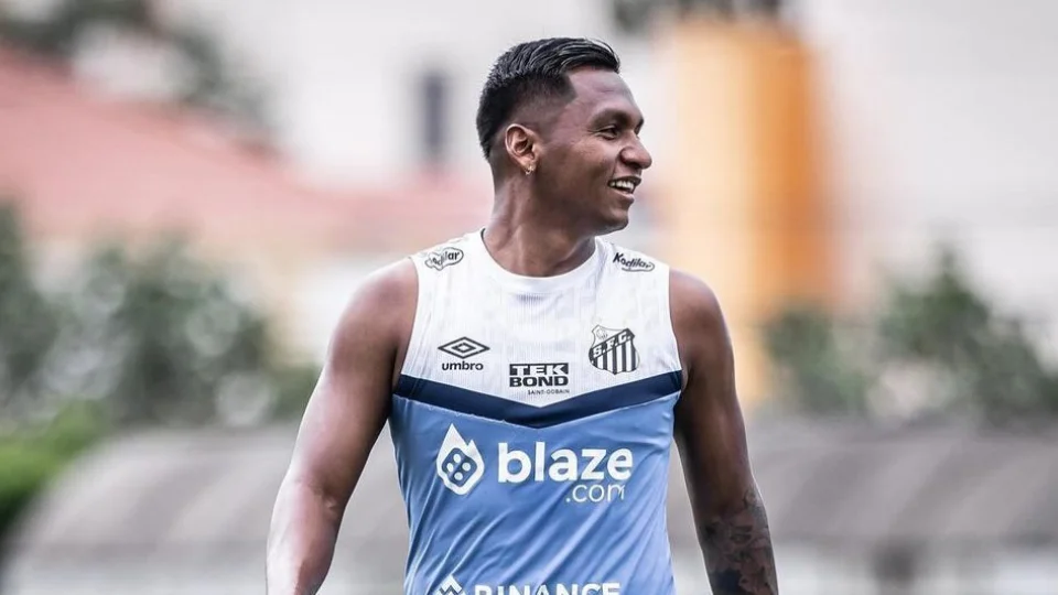 Colombiano Morelos aceita redução salarial e reforça o Santos