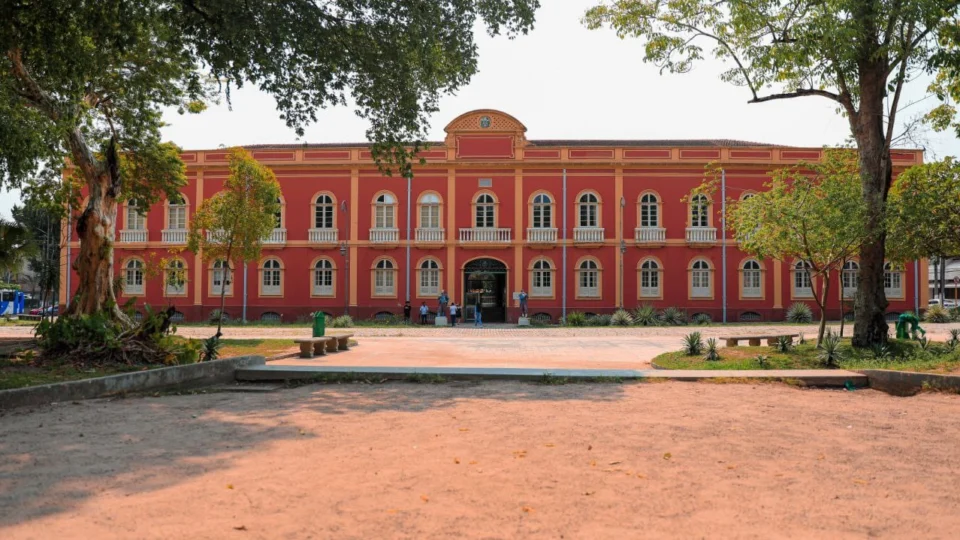 Teatro Amazonas e Palacete Provincial reabrem para visitação em Manaus