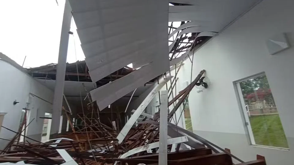 Telhado de igreja desaba e deixa pelo menos 80 feridos em MG