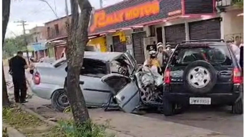 VÍDEO: dois carros colidem na Zona Norte de Manaus