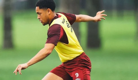 Barcelona anuncia Vitor Roque como presente de Natal à torcida