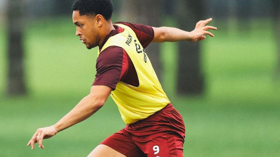 Barcelona anuncia Vitor Roque como presente de Natal à torcida