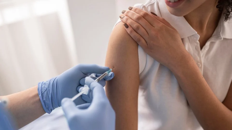 Dengue: primeiras doses da vacina contra a doença chegam ao Brasil 