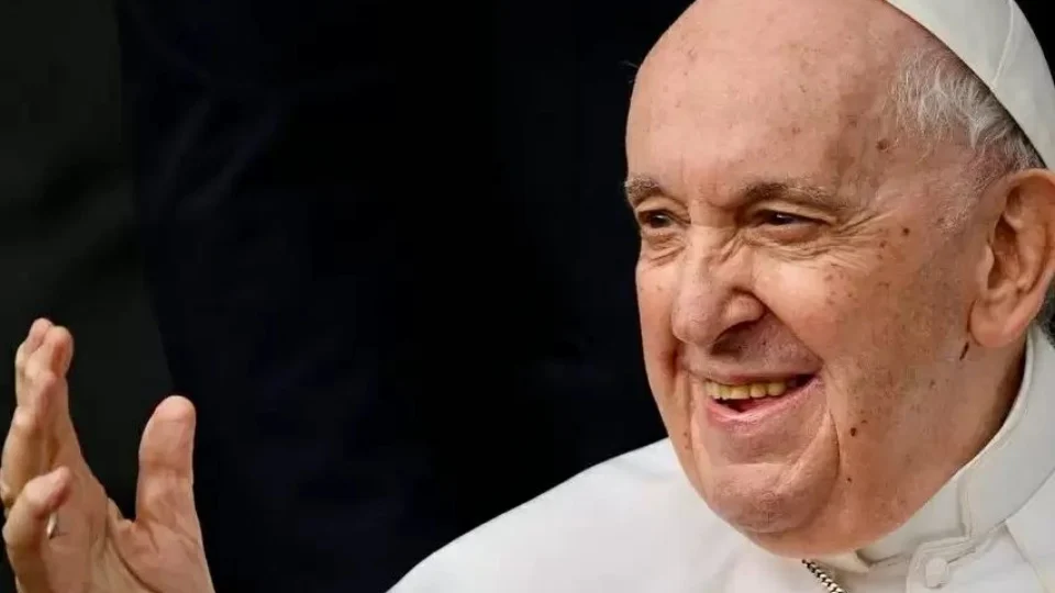 Vaticano rebate conservadorismo dentro da Igreja sobre bênçãos a casais gays