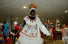 Carnaval 2024: boneca Kamélia chega ao aeroporto de Manaus neste sábado, 6