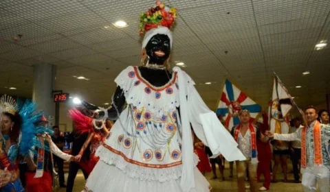 Carnaval 2024: boneca Kamélia chega ao aeroporto de Manaus neste sábado, 6