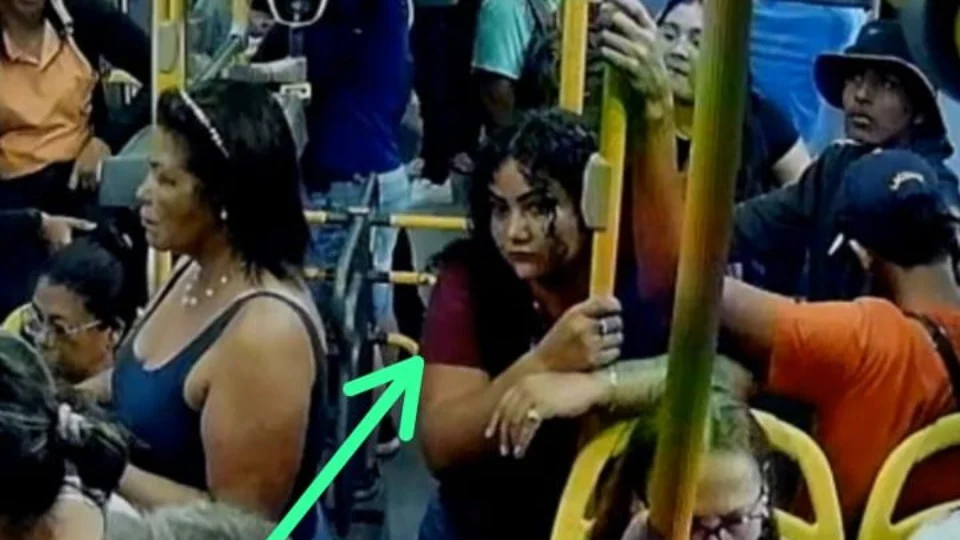 VÍDEO: homem leva tiro ao reagir a assalto dentro de ônibus em Manaus
