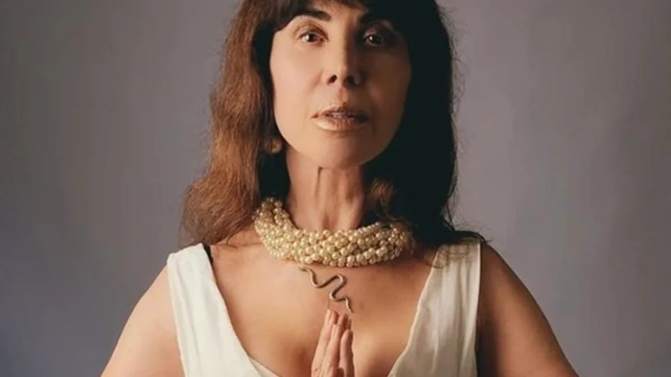 Claudia Alencar é extubada e continua em estado grave, diz filho da atriz