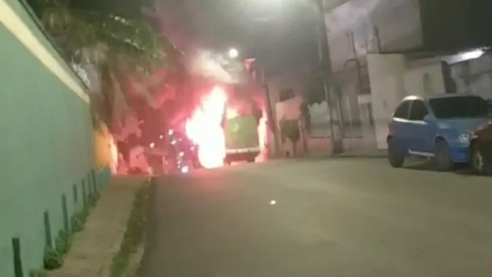VÍDEO: ônibus pega fogo após tiros contra viatura da PM, em Manaus