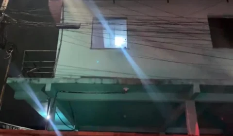 Homem é assassinado na frente do filho dentro de kitnet em Manaus