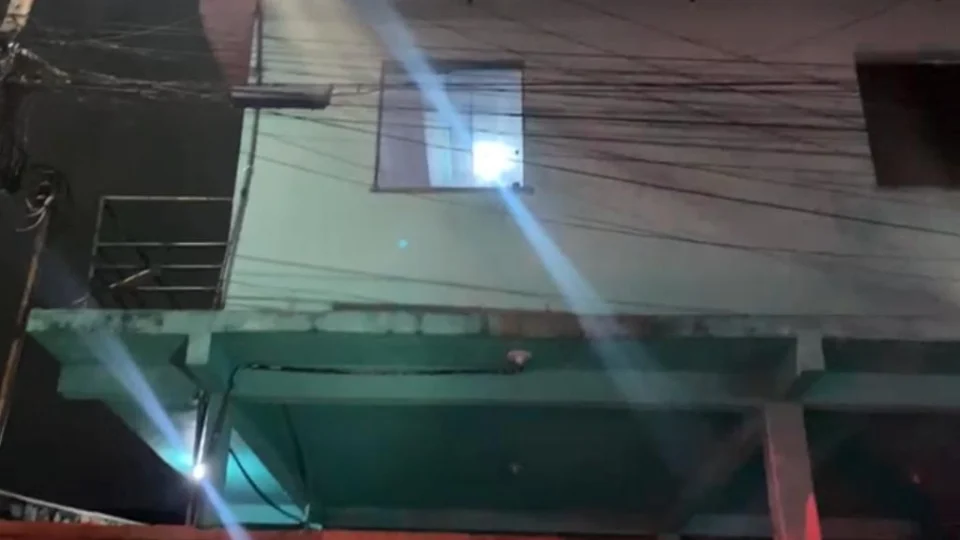 Homem é assassinado na frente do filho dentro de kitnet em Manaus