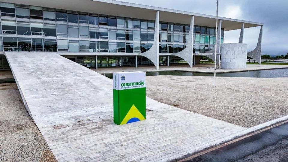 8/1: Três Poderes reforçam compromisso com a Constituição Federal