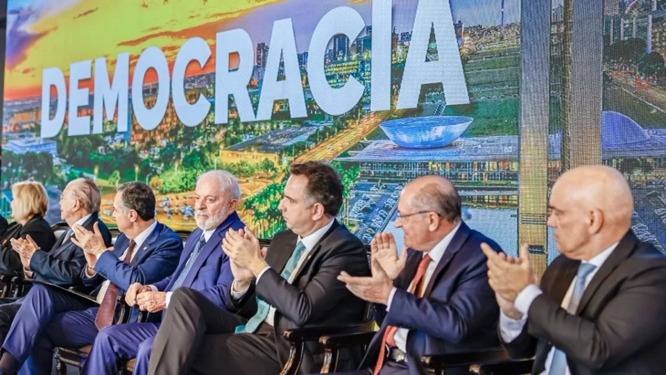 Lula e autoridades dos Três Poderes participam do Ato ‘Democracia Inabalada’
