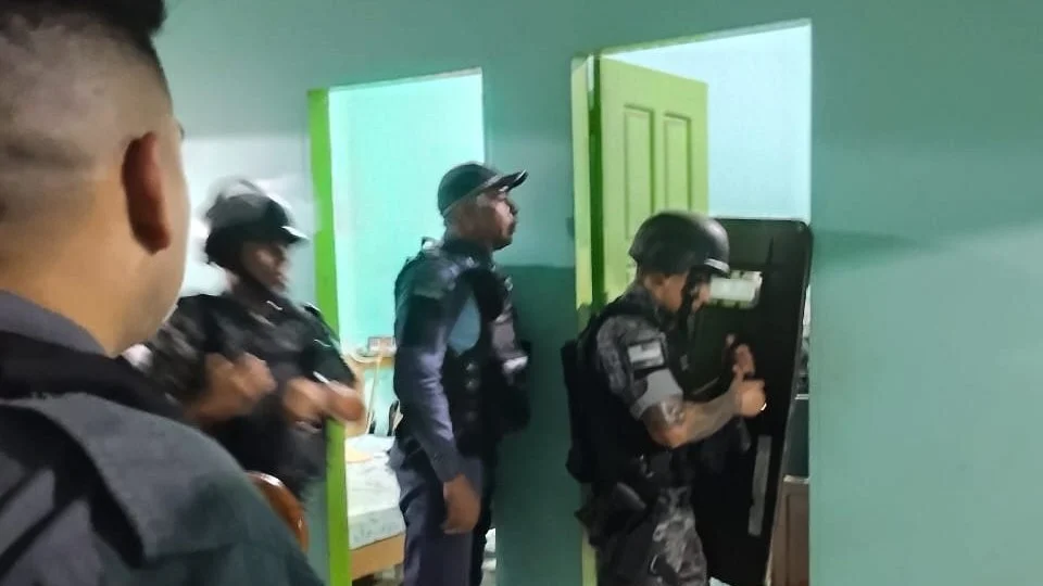 VÍDEO: adolescente é feito refém durante assalto em mercado em Manaus
