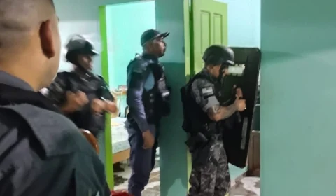 VÍDEO: adolescente é feito refém durante assalto em Manaus