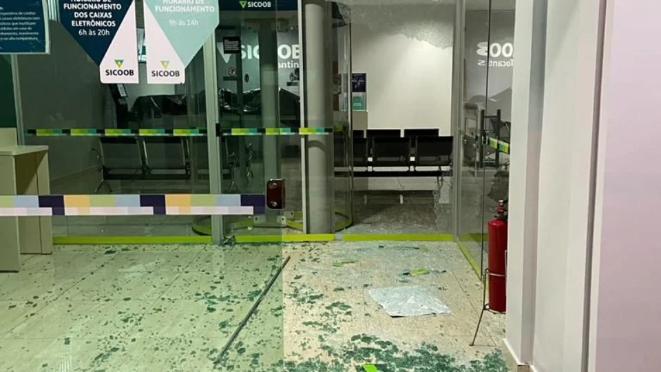 Criminosos explodem banco e fazem buraco para acessar cofre no TO