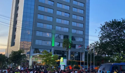 Flamenguistas manauaras se reúnem em frente a hotel para ver jogadores