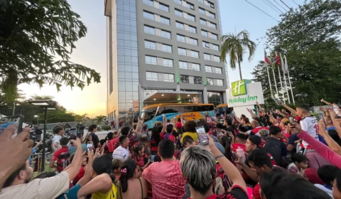 Flamengo deixa hotel e gera tumulto de torcedores, em Manaus