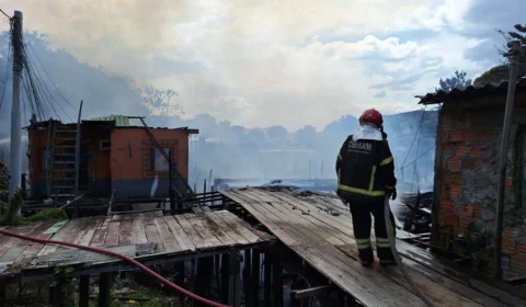 Incêndio: 110 famílias atingidas fazem cadastro social, em Manaus