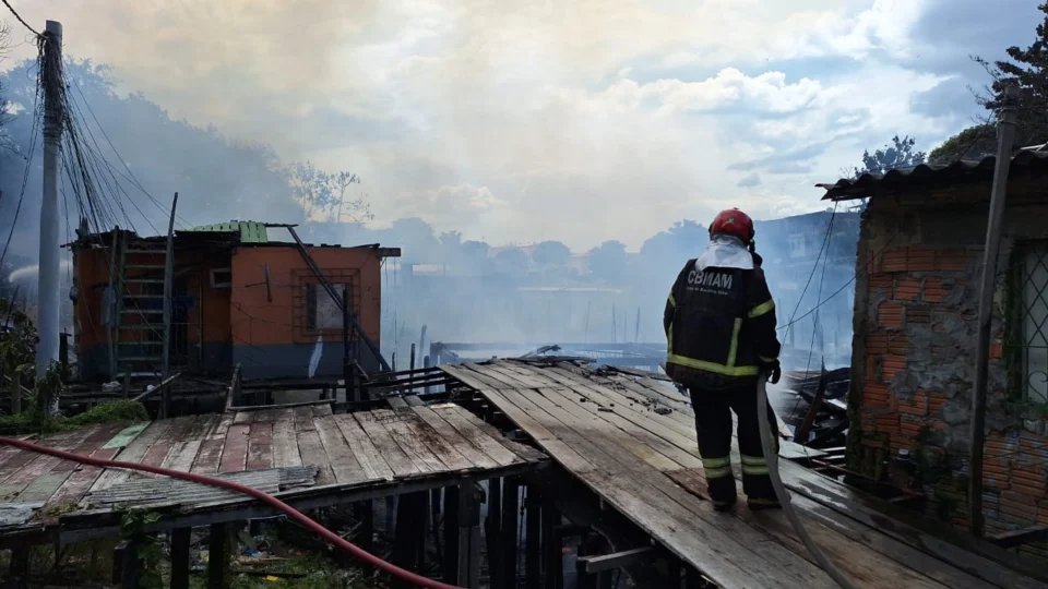 Incêndio: 110 famílias atingidas fazem cadastro social, em Manaus