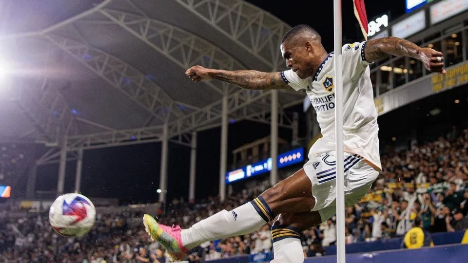 Com chegada de Douglas Costa, Fluminense terá 15 jogadores ’30+’