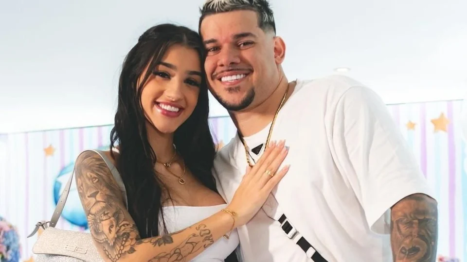 Bia Miranda e Buarque anunciam sexo e nome do bebê em chá revelação