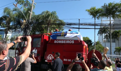 Corpo de Zagallo é enterrado no RJ com homenagens de ex-jogadores e amigos