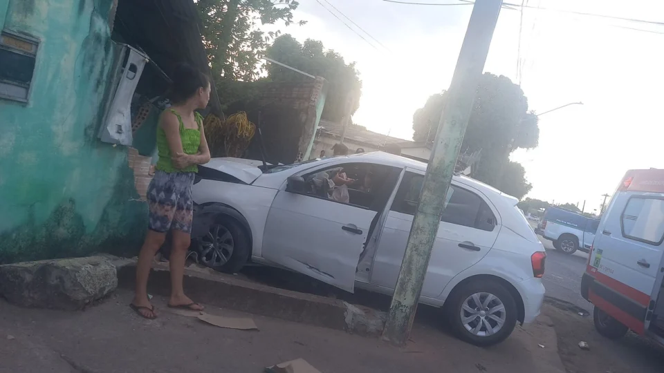 Acidente envolvendo um carro e uma moto deixa criança hospitalizada em Boa Vista