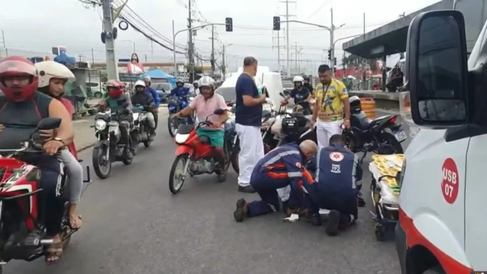 VÍDEO: motociclista bate na traseira de ônibus e quebra perna em Manaus