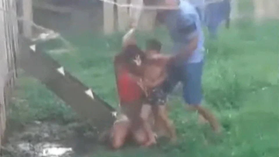 VÍDEO: jovem agride esposa que estava com filho deles no colo, em Anamã-AM