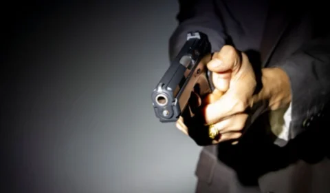 Jovem de 21 anos é baleado após chamar colega de “corno” em Manaus