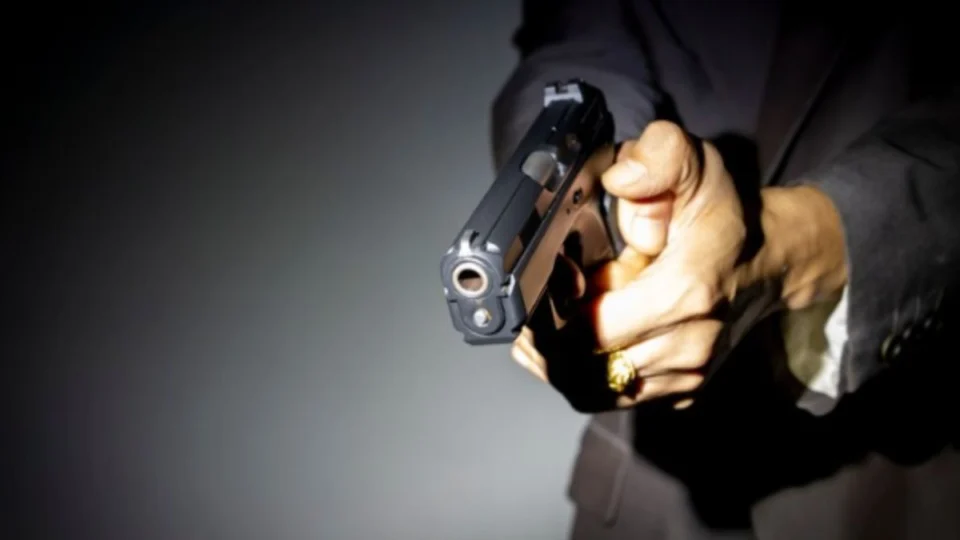 Jovem de 21 anos é baleado após chamar colega de “corno” em Manaus
