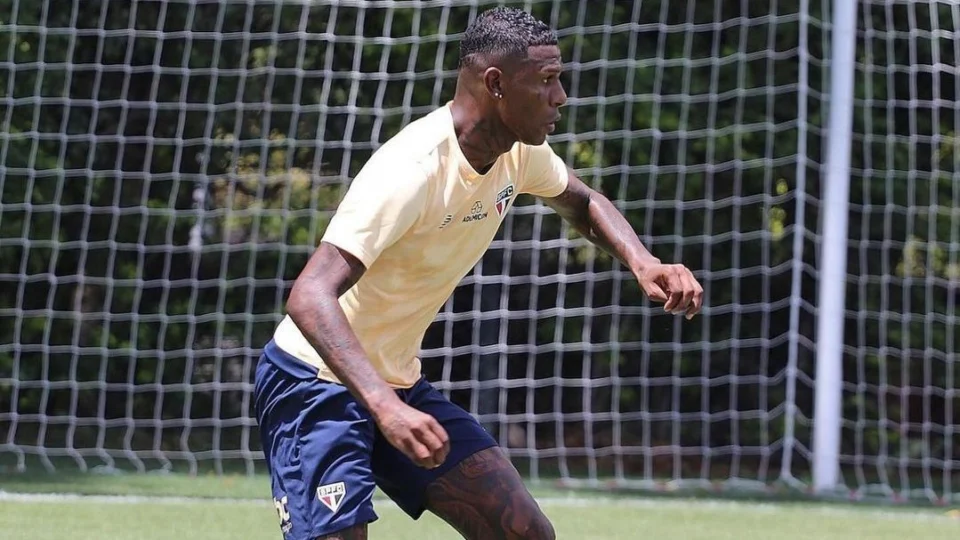 São Paulo: Arboleda volta aos treinos e pode ser reforço no próximo jogo