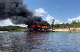 VÍDEO: PF destrói balsa usada no garimpo ilegal no lago do Tarumã, em Manaus