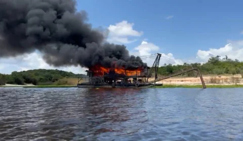 VÍDEO: PF destrói balsa usada no garimpo ilegal no lago do Tarumã, em Manaus