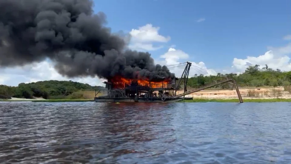 VÍDEO: PF destrói balsa usada no garimpo ilegal no lago do Tarumã, em Manaus