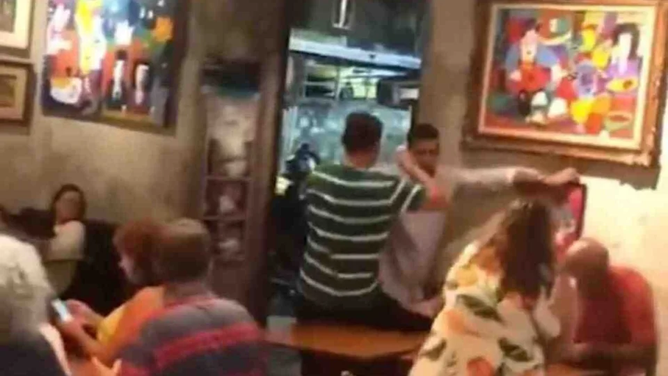 Homem destrói placa de Marielle e quebra quadro com imagem de Lula em bar no RJ