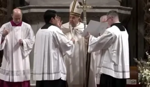 ‘Príncipe da Paz ainda é rejeitado pela lógica da guerra’, diz Papa Francisco na Missa do Galo