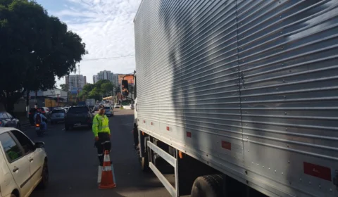 Fiscalização autua 14 veículos de grande porte por irregularidades em Manaus