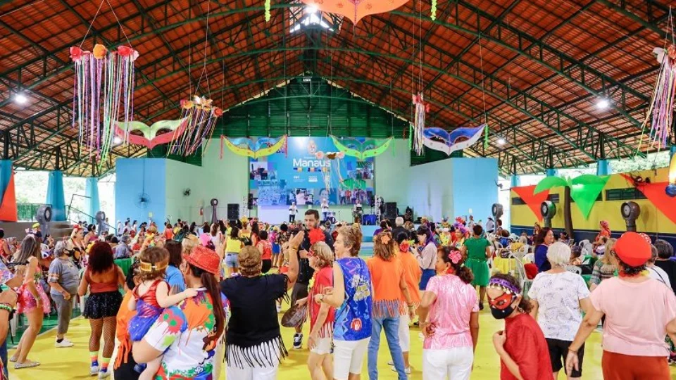 ‘CarnaIdoso’ é opção gratuita para terceira idade curtir folia em Manaus