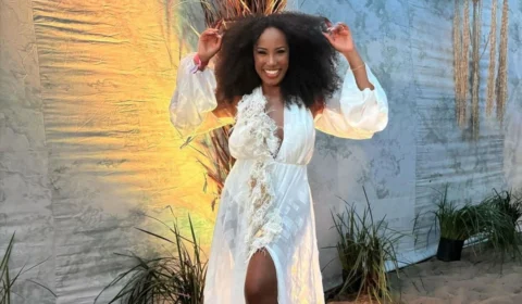 Em vídeo, Carol Novaes mostra seio sem querer durante ensaio técnico no sambódromo